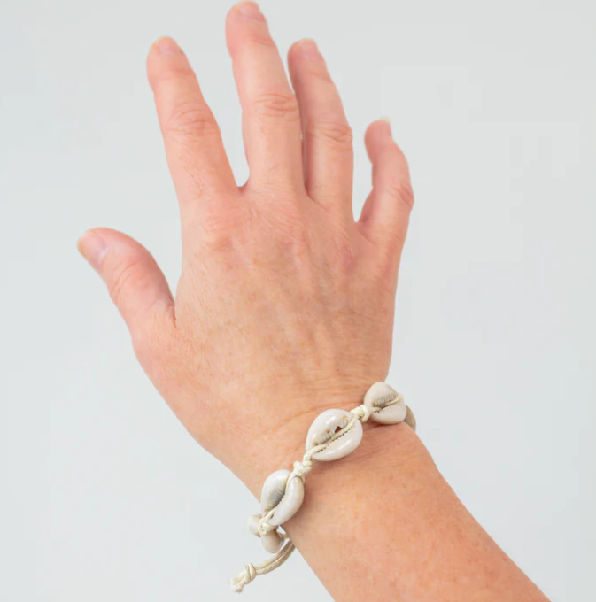 Bracelet: #7859 Cowrie