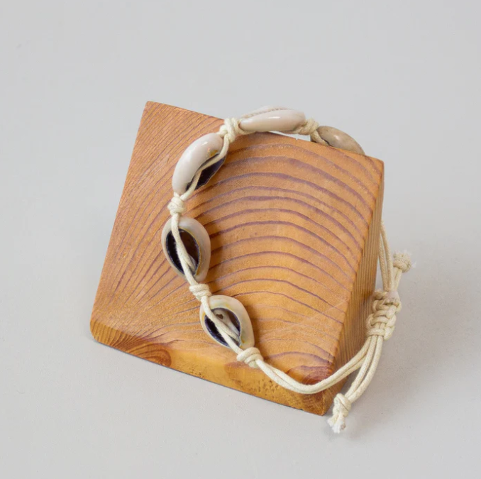 Bracelet: #7859 Cowrie