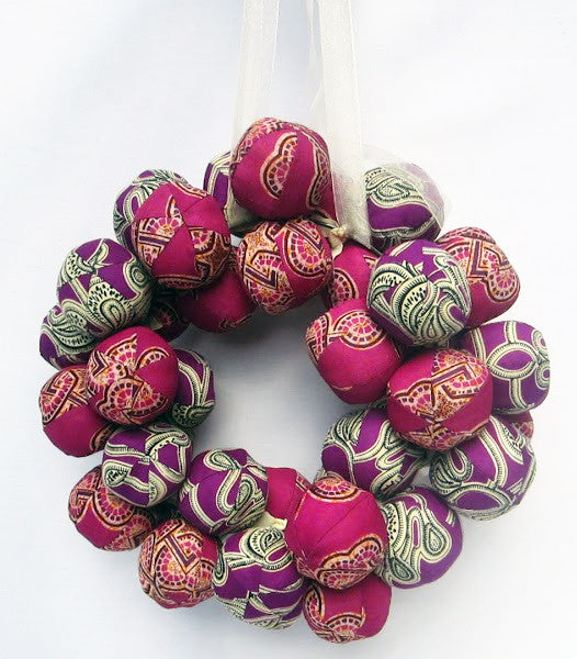 #1712 Ball Wreath